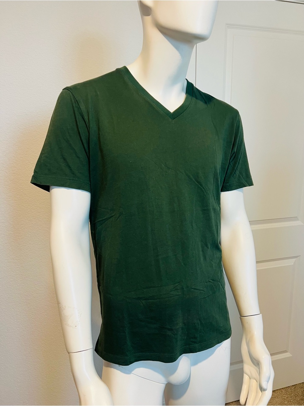Uniqlo Men's V-Neck T-Shirt in Dark Green